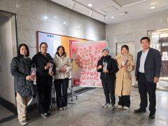 女教职工们预备了满载祝愿的暖心贺卡以及精彩