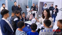 孩子们环绕机械臂强烈热闹